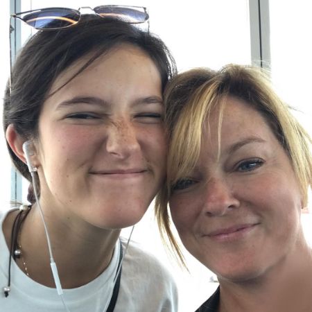 Susan Waren and her daughter took a selfie.